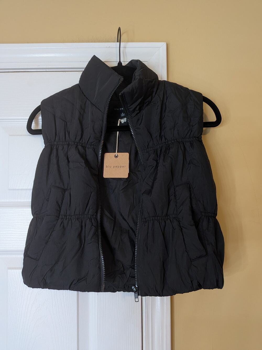 Blu Pepper Shoot Your Shot Black Cropped Puffer Vest Size Small NWT Minimalist
